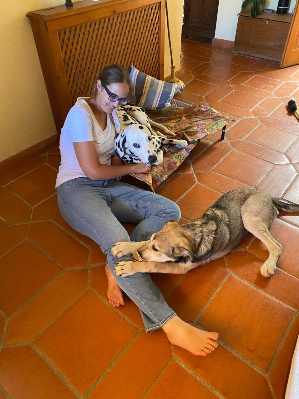 Nutritionist Daphné Sirot with 2 dogs